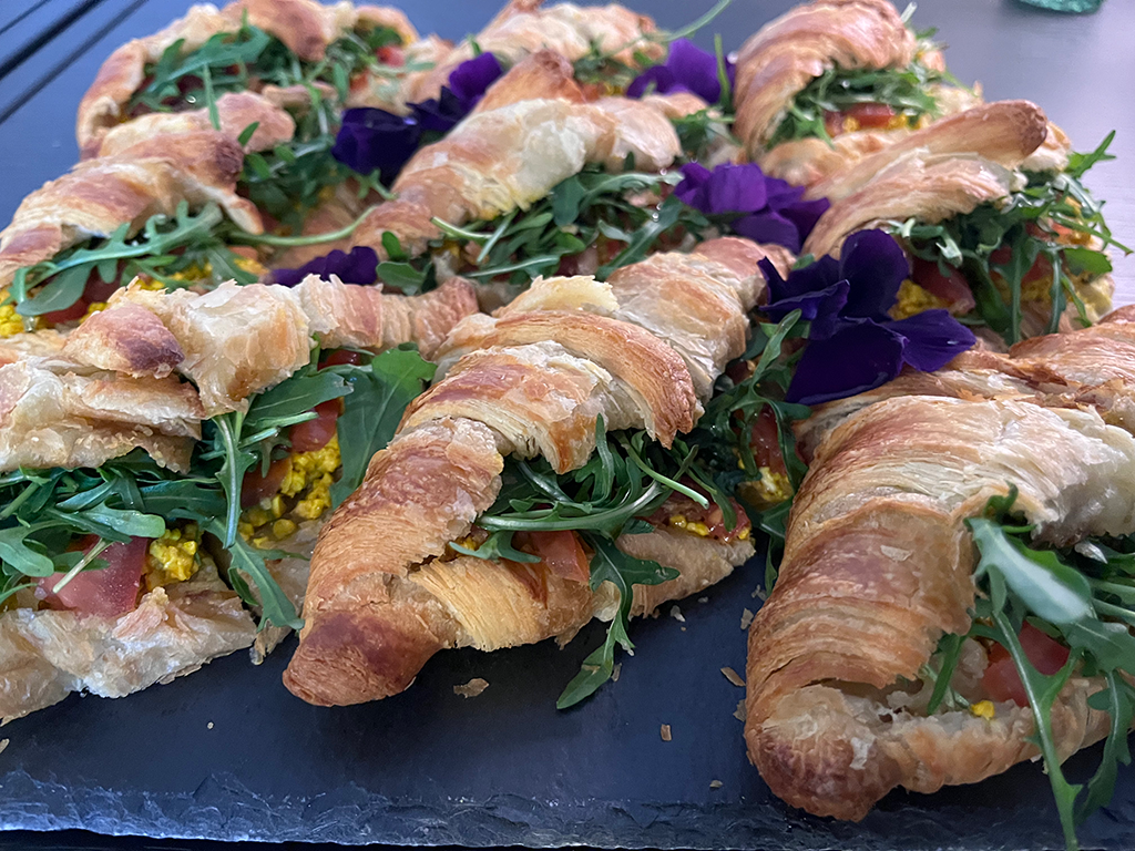 Veganes Catering Buffet Café GegenVind Croissants